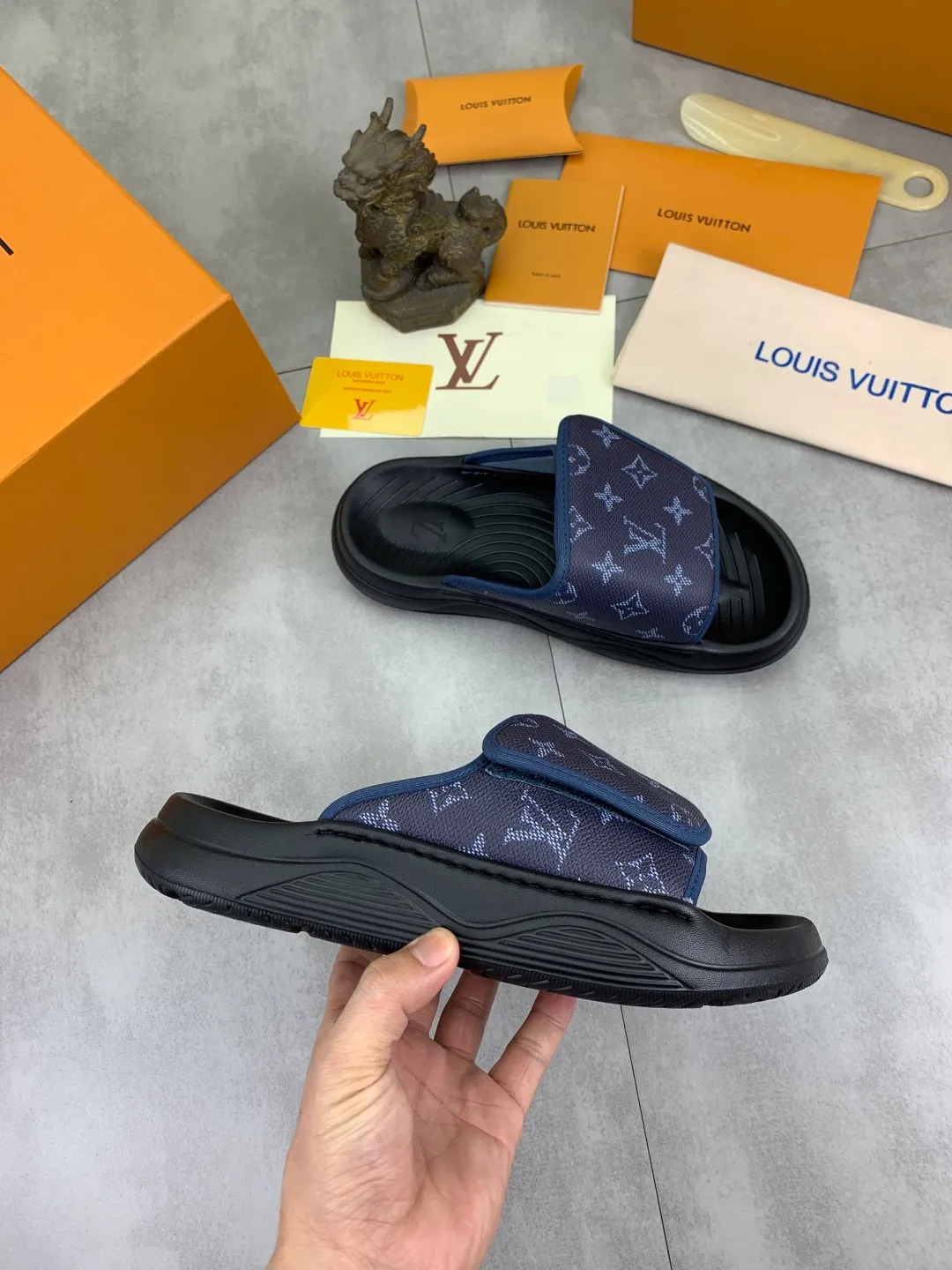 Men's shoes 💰P320💰【New style】🆘 Original quality 【LOUIS VUITTON】The popular Louis Vuitton LV men's slippers on the official website are on sale simultaneously! Original fabric imported from Italy. Original bottom provided by the original factory. Number of yards: 38-44 (customized to 45). Multiple colors to choose from. Fully packaged drawer box.